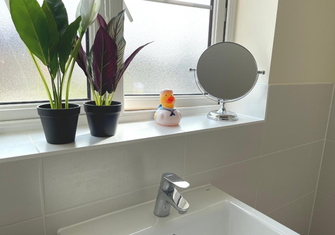 Ashford Holiday Home Sleeps 6 Free Parking Wifi Willesborough Exterior foto